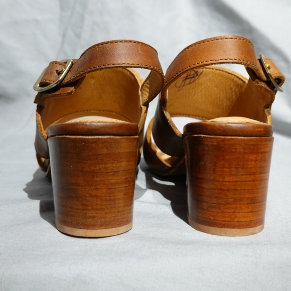 ADELANTE SHOE CO. Natural Brown Sandals with Block Heels, size 6 - Picture 3 of 9